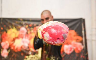 L’ARTISTA CHE FA A PUGNI CON LA TELA